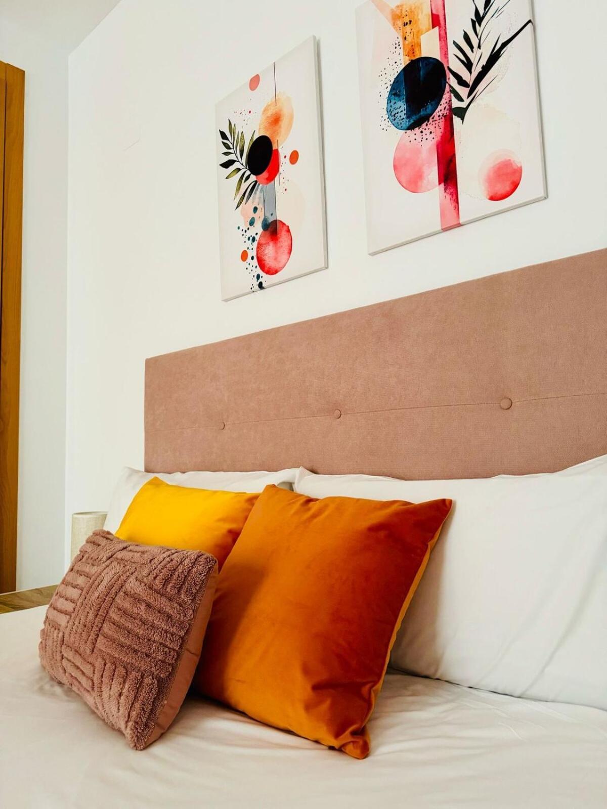 Abat 2 Cool & Wide Flat Next To The Cathedral *